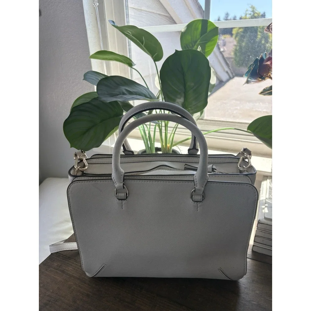 Tory Burch Robinson Zip Tote Bag with Magnetic Side Pockets VGUC